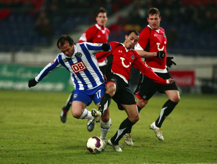 endelig. Hertha Berlin har haft en elendig sæson, men fik efter 18 forsøg tre point mod Hannover, som også var det seneste hold, berlinerne sejrede mod. 