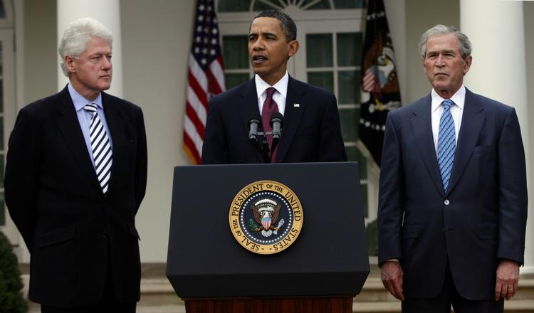 treenighed. Obama har bedt forgængerne Bush og Clinto om at hjælpe med indsatsen i Haiti. 