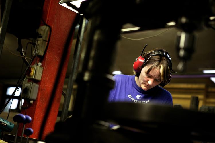 Hørelse. Støjbelastningen på arbejdspladser er gradvist blevet nedsat. Det er en af forklaringerne på, at færre mister hørelsen. 