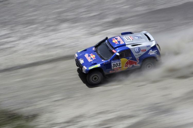 CO2. Bilerne er de seneste dage drønet gennem Sydamerikas øde områder. Hurtigst i Dakar Rally var Carlos Sainz og co-driver Lucas Cruz. 