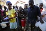 drikkevand. Indbyggere i Port-au-Prince med rent drikkevand, som de netop har fået udleveret som en del af hjælpen efter jordskælvet. 
