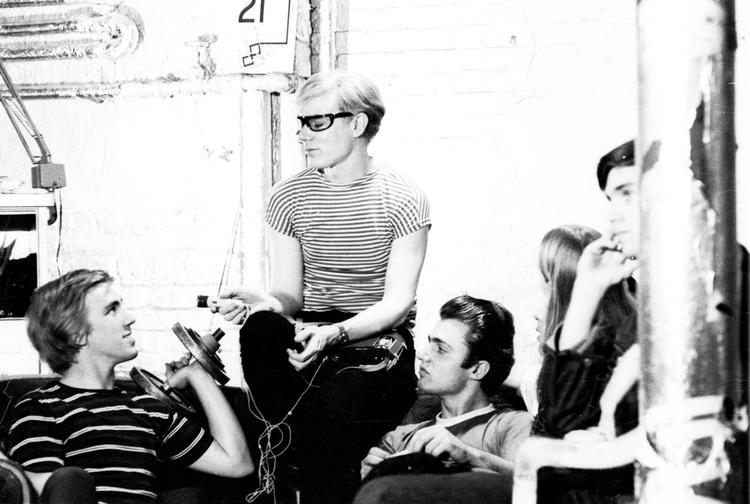 Andy Warhol optager promotoren og manageren Chuck Wein, hvis berømmelse udsprang af hans fem år lange forbindelse med Warhol. Det var også Chuck Wein, der opdagede den senere Warhol Superstar Edie Sedgwick. Se flere fotos i billedhjulet nedenfor. Foto: Billy Name/Kymara Artistic Management 