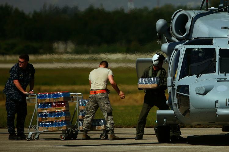 Aktion. Amerikanske soldater laster en helikopter med nødhjælp til Haiti. 