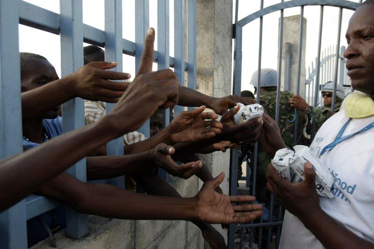 Hjælp. Efter flere dages venten er nødhjælpen nu ankommet til Haiti, hvor ofrene for jordskælvet mangler mad, vand, medicin og tag over hovedet.. 