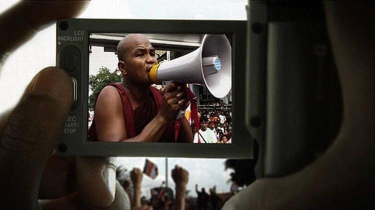 Modige videoreportere får illegalt sendt film ud af landet, så Anders Østergaard kan samle filmen 'Burma VJ'  fra det lukkede land. Foto fra filmen 