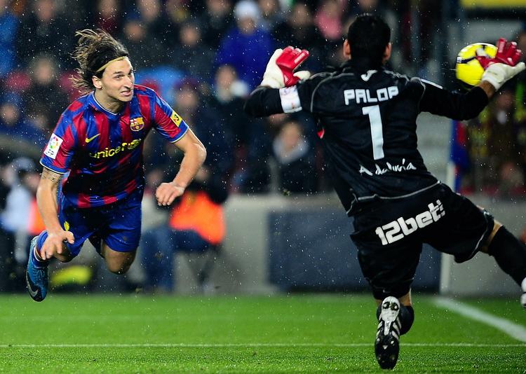 Målløs. Selv om Zlatan Ibrahimovic her er flyvende mod Sevilla, fik svenskeren ikke scoret i Barcelonas 4-0-sejr. 