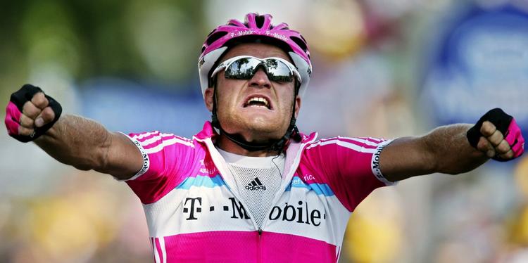 ETAPEVINDER. Da Matthias Kessler krydsede målstregen som vinder af 3. etape i Tour de France i 2006 bar han i modæstning til forleden den obligatoriske hjelm. Arkivfoto. 