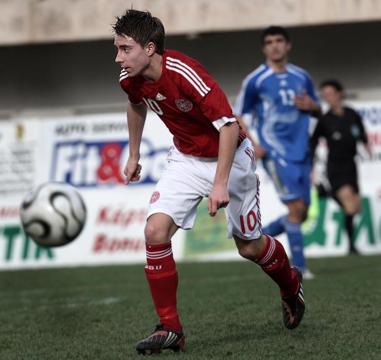 tillykke. I en alder af 17 år fik ungdomslandsholdsspilleren Christian Eriksen i dag debut for Ajax. Arkivfoto. 