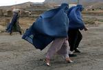 burkaer. To afghanske kvinder iført burka på gaden i Kabul i 2007. 