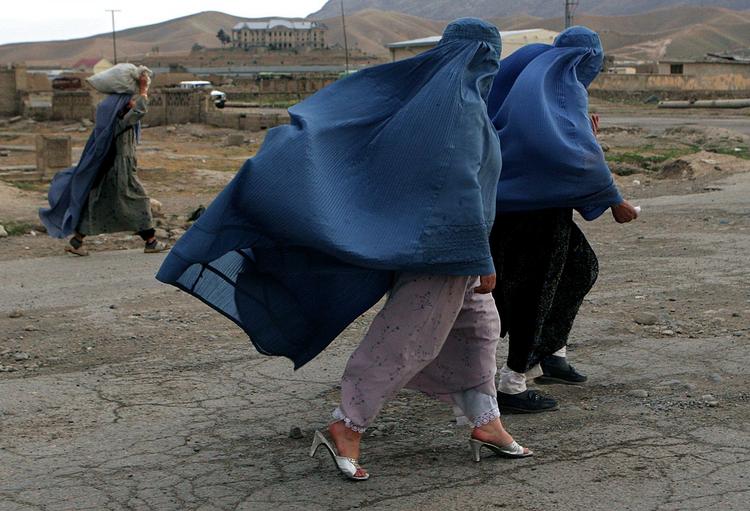 burkaer. To afghanske kvinder iført burka på gaden i Kabul i 2007. 