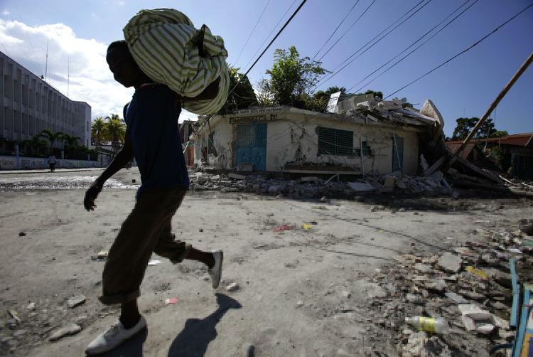 Ødelagt. Billede fra Leogane. Mellem 80 og 90 procent af byen menes at være kollapset under jordskælvet. Tituinder er døde. 