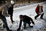 naturlære. Et hold lærestuderende får undervisning i natur og teknik i Frederiksberg Have. De klæber kviste fra forskellige træer op på paptallerkener, som børnene kan sætte ind i et klassificeringssystem. 