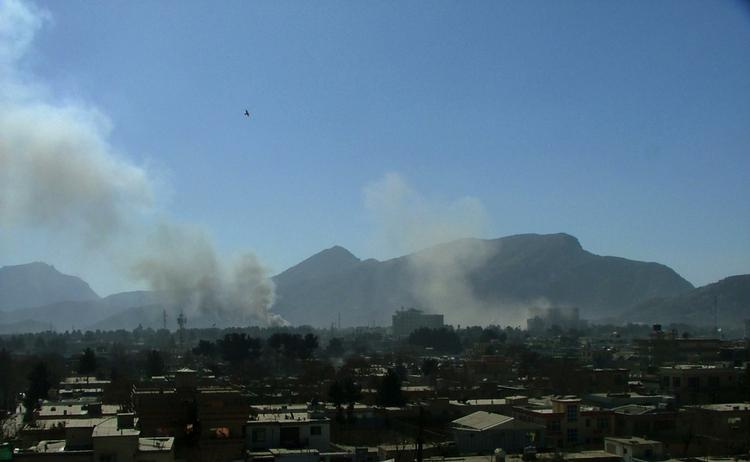 Røgsøjlerne hæver sig op over Kabul efter et stort antal selvmordsbombere har angrebet byen. 