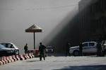 Afghanske sikkerhedsfolk foran Serena hotel, der er blevet angrebet i Kabul. 