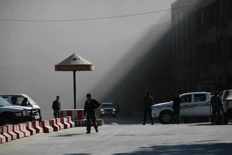 Afghanske sikkerhedsfolk foran Serena hotel, der er blevet angrebet i Kabul. 
