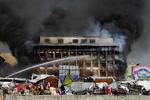 TERRORANGREB. Indkøbscenter i Kabul i flammer efter talebanernes angreb. 