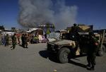 TERRORANGREB. Afghansk politi foran et af talebankrigernes mål i Kabul. 