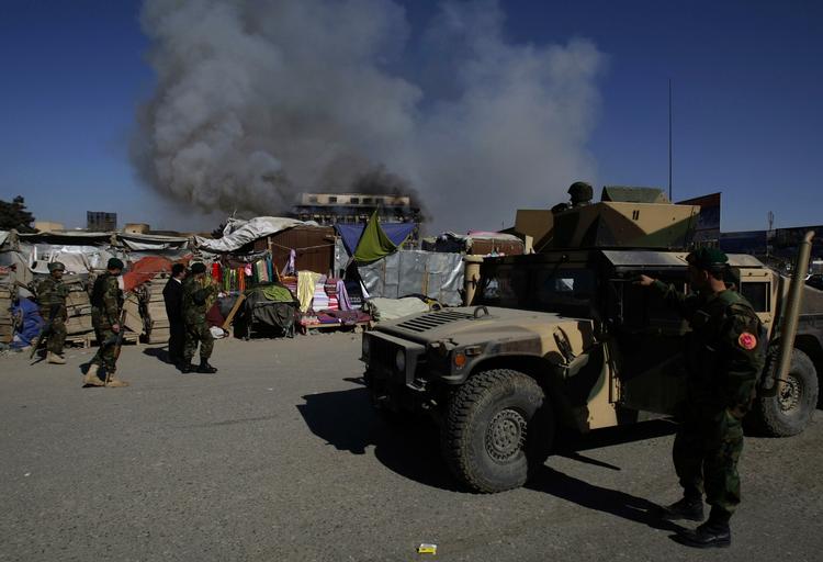 TERRORANGREB. Afghansk politi foran et af talebankrigernes mål i Kabul. 