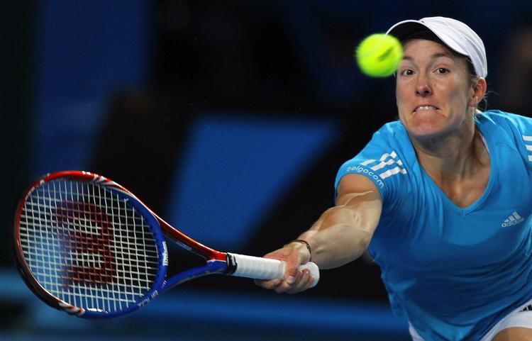 Videre. Justine Henin havde ingen problemer med landsmanden Flipkens og møder nu den femteseedede Jelena Dementieva i 2. runde. 