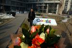 Netværk. Kinesere lægger blomster foran Googles kinesiske hovedkvarter for at vise deres opbakning. 