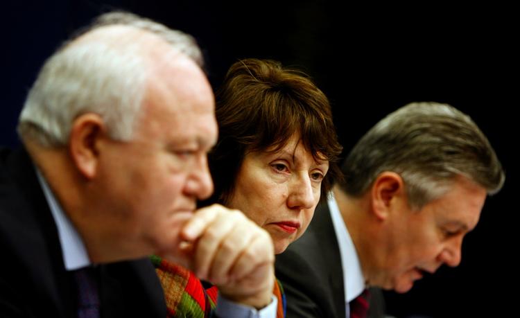 EU-hjælp. EU-udenrigschef Catherine Ashton flankeret til venstre af Spaniens udenrigsminister Miguel Angel Moratinos og EU-udviklingskommissær Karel De Gucht. De lover massiv hjælp til Haiti. 