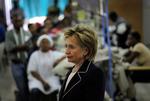 TOPPRIORITET. USA's udenrigsminister Hillary Clinton og andre VIP'er bliver prioriteret højere end nødhjælpsorganisationer i Port au Princes lufthavn. 