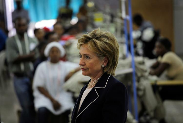TOPPRIORITET. USA's udenrigsminister Hillary Clinton og andre VIP'er bliver prioriteret højere end nødhjælpsorganisationer i Port au Princes lufthavn. 