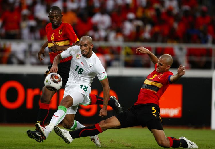 Videre. Angola - her repræsenteret ved Dias Caires til højre - er videre i Africa Cup of nations. 