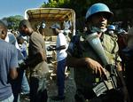 NØDHJÆLP. FN-soldat bevogter maduddeling i Haiti. 