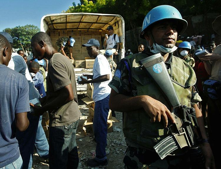 NØDHJÆLP. FN-soldat bevogter maduddeling i Haiti. 