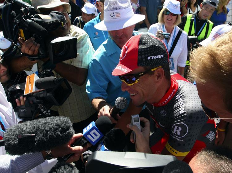 pressemøde. Lance Armstrong var en eftertragtet herre inden etapestarten i Australien. 