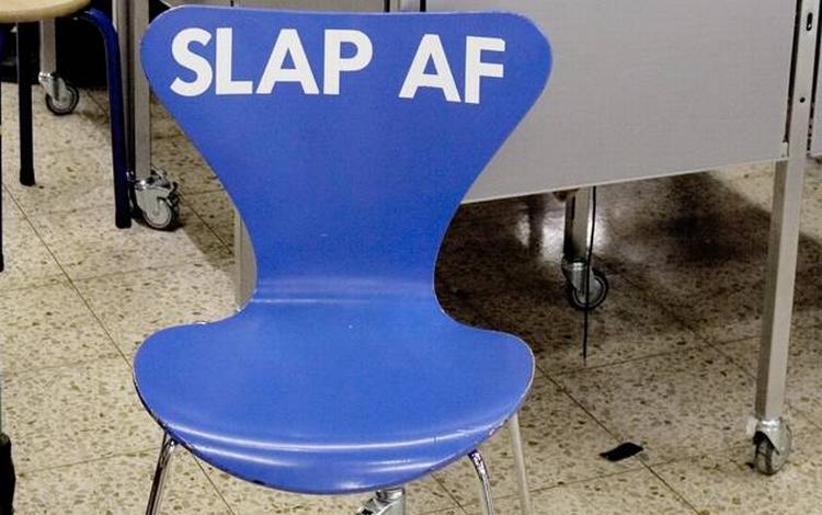Kvickly på Amagerbrogade i København har også sat en stol frem til kunder, hvor trætte kunder kan sætte sig. Men sure kunder ville måske også have godt af at tage sig en slapper. 