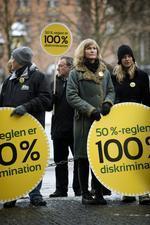 Half-half. En gruppe HK'ere demonstrerede i begyndelsen af måneden til fordel for den såkaldte 50 procent-regel foran Industriens Hus, hvor repræsentanter for arbejdsgivere og lønmodtagere formelt begyndte overenskomstforhandlingerne. 