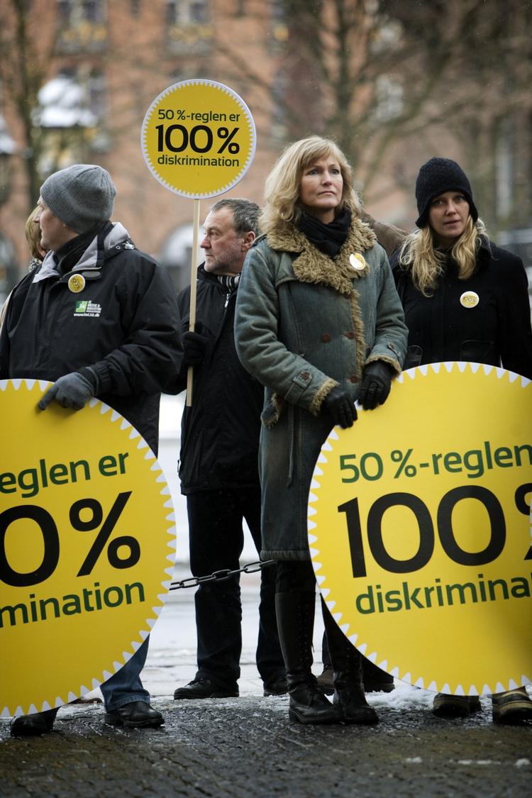 Half-half. En gruppe HK'ere demonstrerede i begyndelsen af måneden til fordel for den såkaldte 50 procent-regel foran Industriens Hus, hvor repræsentanter for arbejdsgivere og lønmodtagere formelt begyndte overenskomstforhandlingerne. 