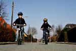 Hvis det står til SF og de radikale skal unge under 12 år have en reprimande af politiet, hvis de kører uden hjelm. Så disse to gutter har deres på det tørre. 