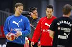 Målmaskine. Hans Lindberg (i sort i mditen) er topscorer i den tyske Bundesliga og klar til at sende bolden i det østrigske mål. 