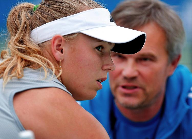far-datter. Caroline Wozniacki er stadig kun 19 år. Måske handler Kurt Lassens biografi derfor lige så meget om hendes far, Piotr, som har været en stor drivkraft i teenagerens udvikling til tennisverdensstjerne. Bogen vil gerne udstille ham som en skidt fyr. Men det lykkes ikke. Arkivfoto: Itsuo Inouye/AP 