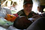 HITTEBARN. En fem måneder gammel dreng behandles på det israelske felthospital i Port-au-Prince. Fire dage efter jordskælvet gravede en eller anden barnet ud af en ruin og afleverede ham på hospitalet. Drengens navn er ukendt. Det vides ikke, hvor hans familie er eller om den er i live. 