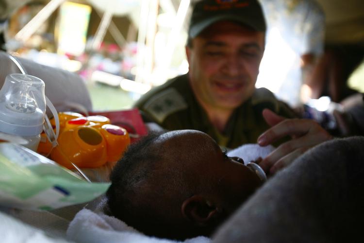 HITTEBARN. En fem måneder gammel dreng behandles på det israelske felthospital i Port-au-Prince. Fire dage efter jordskælvet gravede en eller anden barnet ud af en ruin og afleverede ham på hospitalet. Drengens navn er ukendt. Det vides ikke, hvor hans familie er eller om den er i live. 