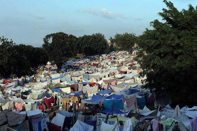TELTBY. Overlevende fra Port-au-Prince har oprettet en intermistisk teltlejr på en golfbane ved Haitis hovedstad. 