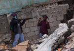 KRIMINALITET. Haitiansk politibetjent pågriber mand, der har taget varer fra jordskælvsødelagt forretning. 