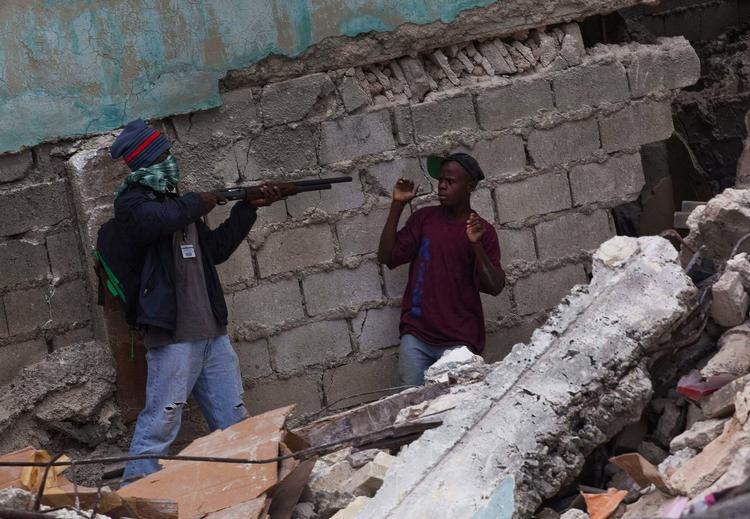 KRIMINALITET. Haitiansk politibetjent pågriber mand, der har taget varer fra jordskælvsødelagt forretning. 