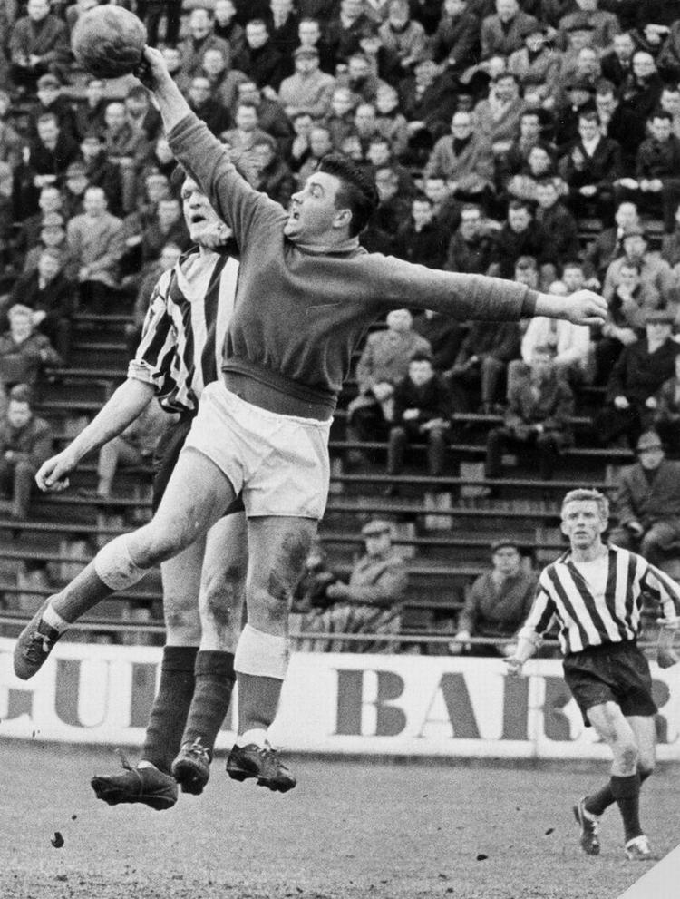 adræt. Sin størrelse til trods var Nils Jensen en bevægelig målmand, der også kunne tage kampen op i luften med eksempelvis B 1903's lange angriber Ole Forsing. Arkivfoto. 