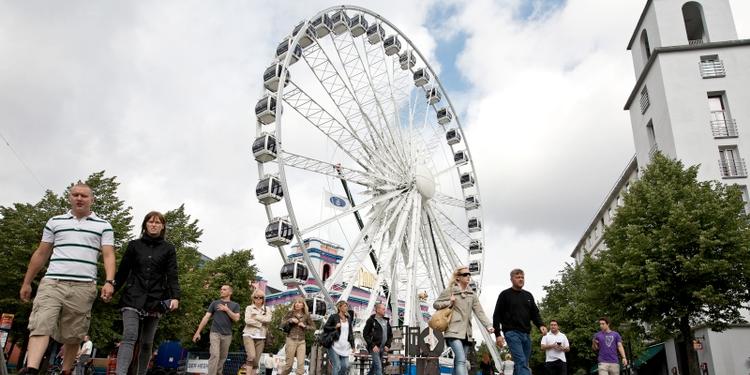 Kæmpe. Cirka tre måneder skal det store pariserhjul stå på Axeltorv og hugge kunder i forlystelses-bermudatrekanten mellem Tivoli, Palads Biografen og Cirkusbygningen. 