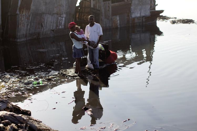 Tusinder af indbyggere forsøger at slippe væk fra Port-au-Prince. En af måderne er via båd fra havnen. Men det er dyrt, og de små joller, der skal fragte folk til færgerne, er ofte overfyldte. 