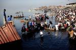 Tusinder af indbyggere forsøger at slippe væk fra Port-au-Prince. En af måderne er via båd fra havnen. Men det er dyrt, og de små joller, der skal fragte folk til færgerne, er ofte overfyldte. 