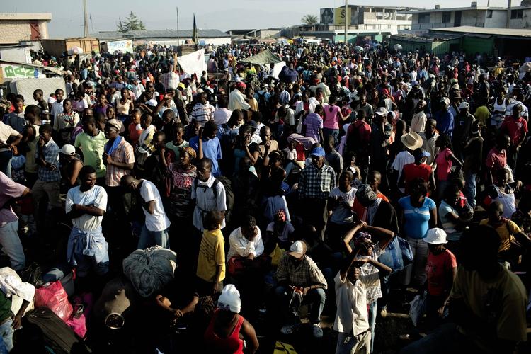 Tusinder af indbyggere venter på havnen i Port-au-Prince. 