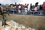 FN deler kiks ud i Port-au-Prince. 