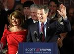 Scott Brown med sin hustru Gall fejrer sejren i Massachusetts. 