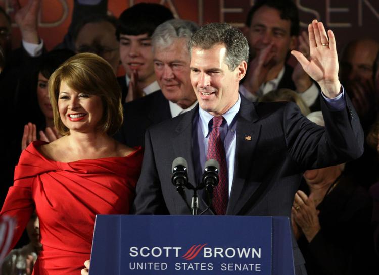 Scott Brown med sin hustru Gall fejrer sejren i Massachusetts. 